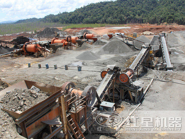 正在作業(yè)的螢石球磨機(jī)現(xiàn)場(chǎng)